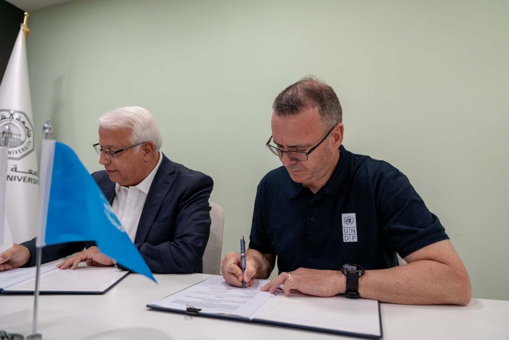 جامعة القدس وبرنامج الأمم المتحدة الإنمائي يوقعان مذكرة تفاهم لتركيب أنظمة شمسية في حرم القدس