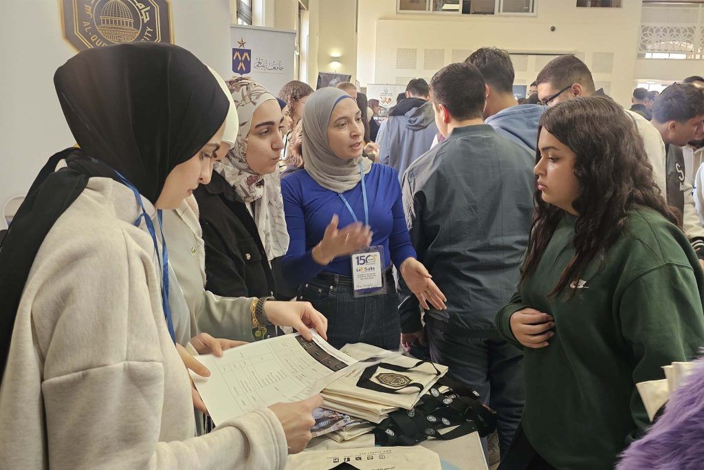جامعة القدس تشارك في المعرض الإرشادي الأكاديمي المهني بمدرسة الفرير في القدس