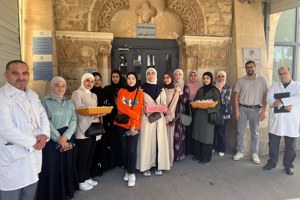 طالبات كلية هند الحسيني في جامعة القدس ينظمن زيارة إلى مستشفى المطلع بمناسبة شهر التوعية بسرطان الثدي