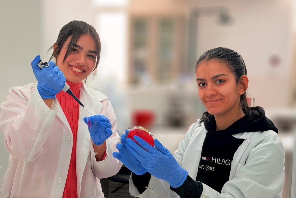 خريجو علم الوراثة والأحياء الجزيئية في القدس بارد مؤهلون للتقدّم لامتحان مزاولة مهنة الطب المخبري