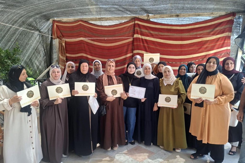 جامعة القدس وبنك فلسطين يختتمان برنامجًا تدريبيًا في الزراعة المستدامة في محافظة الخليل